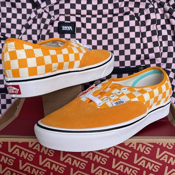 Vans WMNS Comfycush Authent (Checker) Zinnia/True Wht
VN0A3WM7VNC
Sneakers - Picture 9 of 16
